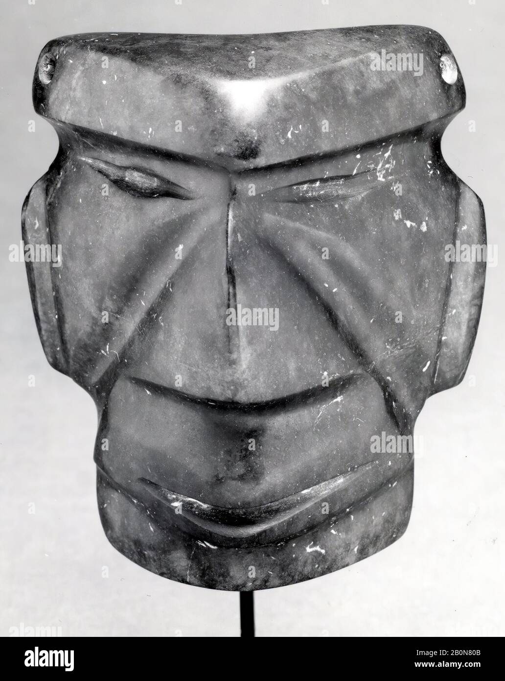 Maschera, Mezcala, 1st–8th secolo, Messico, Mesoamerica, Guerrero, regione del fiume Balsas, Mezcala, Greenstone, H. 9 1/8 x W. 3 1/2 in. (23,2 x 8,9 cm), scultura in pietra Foto Stock