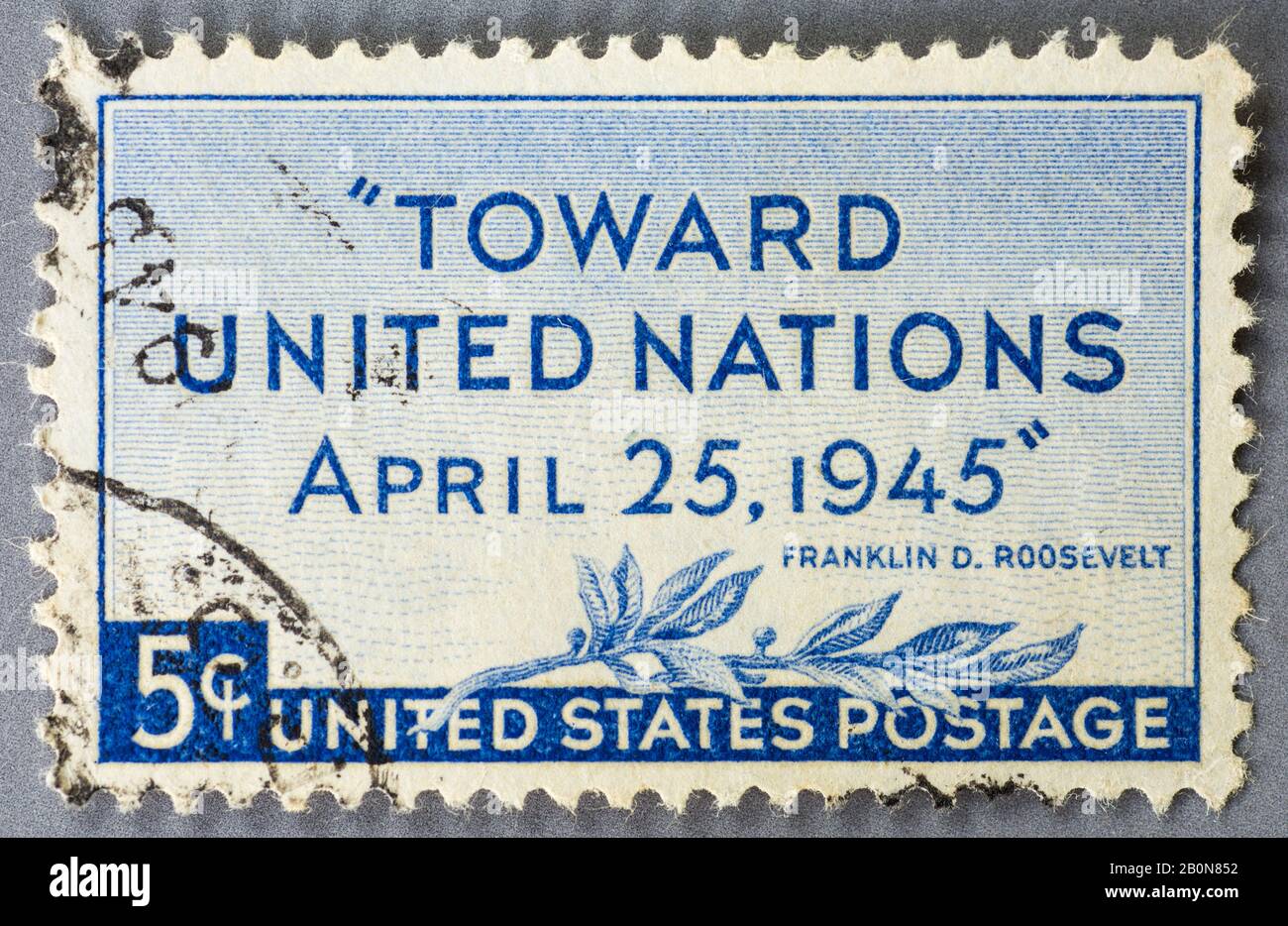 Un francobollo americano per celebrare la Conferenza di San Francisco, dove le nazioni avevano sottoscritto la Dichiarazione delle Nazioni Unite nel 1945. Foto Stock