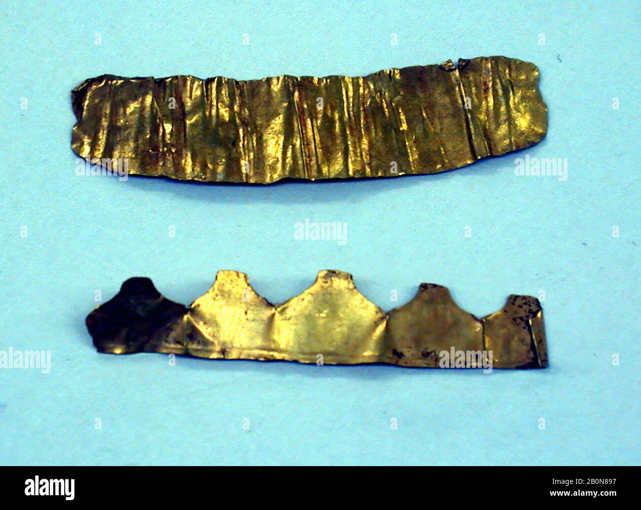 Labret, Mindanao, 14th–15th secolo o prima, Filippine, regione di Butuan, Mindanao, oro, lunghezza 1/2 in., Ornamenti Metallici Foto Stock