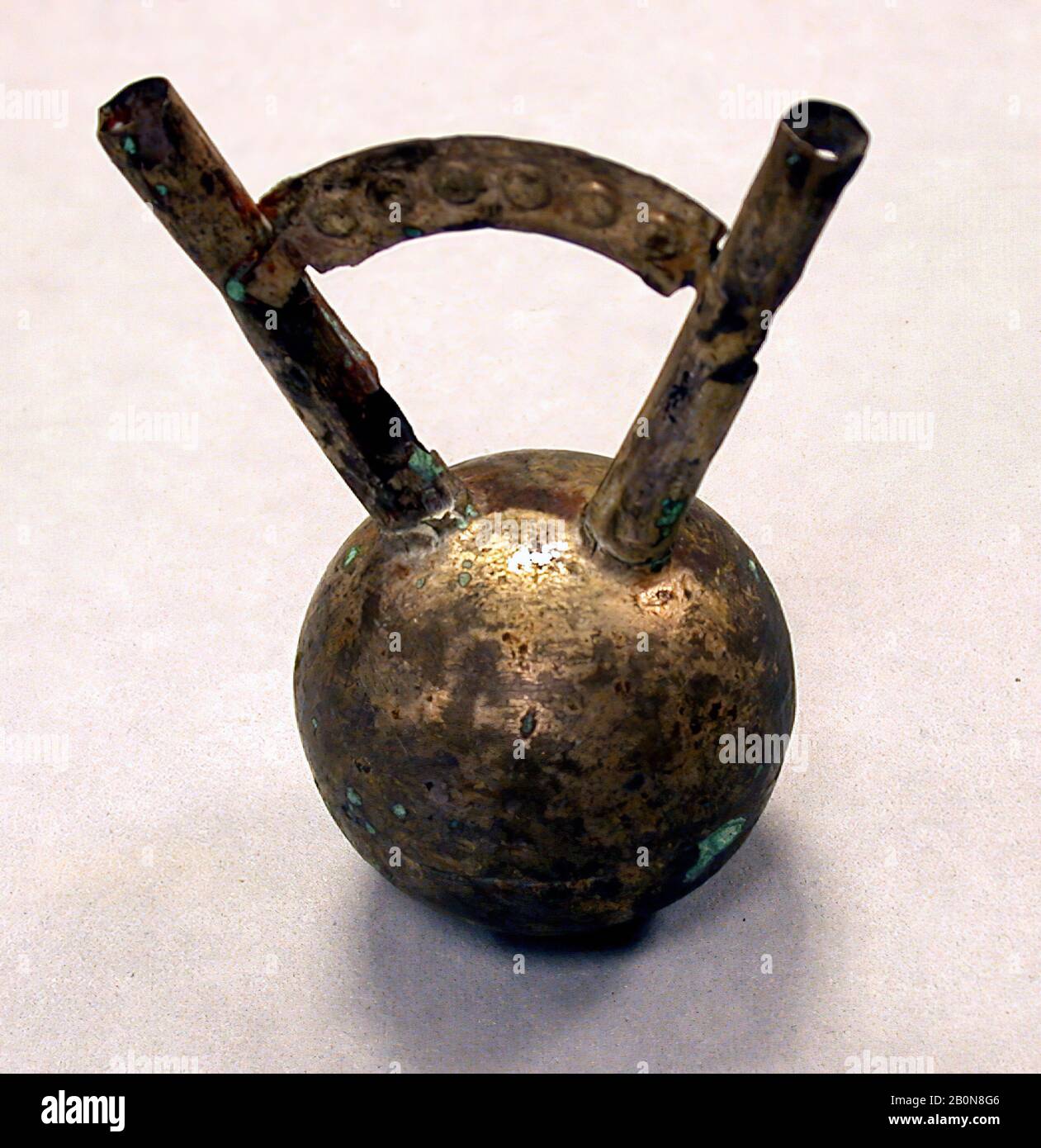 Bottiglia a doppio beccuccio in argento miniaturizzato, Chimú o Chancay, 11th-tardo 15th secolo, Perù, Chimú o Chancay, Argento, dorato, H x L: 3 1/2 x 2 1/2in. (8,9 x 6,4 cm), contenitori In Metallo Foto Stock