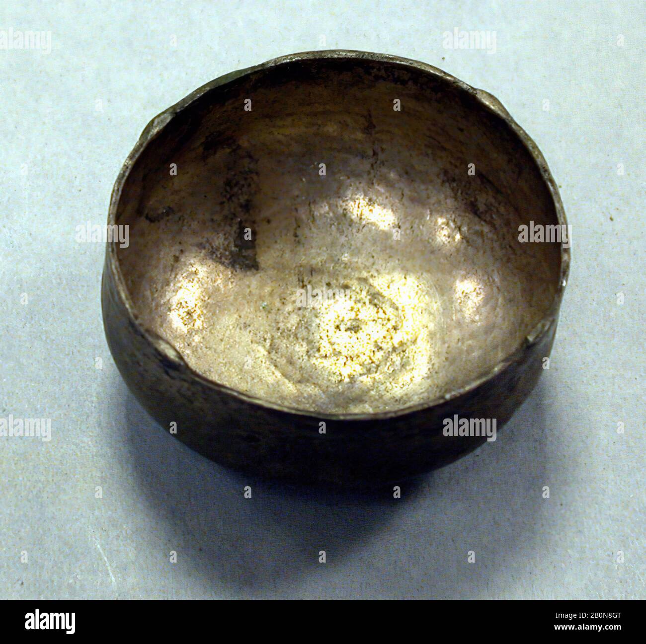 Coppa-a forma di miniatura ornamento, Perù; costa nord (?), 8th–metà 16th secolo, Perù, Perù; costa nord (?), Argento (martellato), dorato, profondità: 7/8in. (2,2cm), Diametro: 1 15/16in. (5cm), Ornamenti Metallici Foto Stock