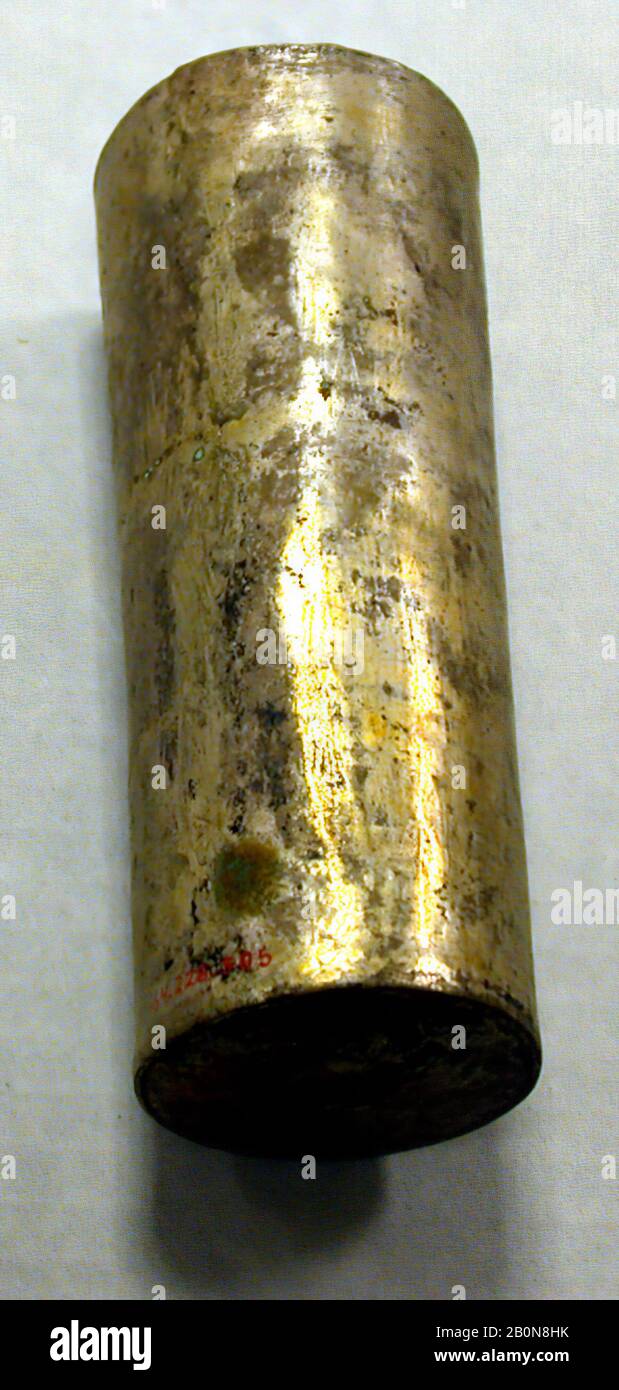 Lanciatore di sonaglino d'argento martellato, Perù; costa nord (?), 8th–metà 16th secolo, Perù, Perù; costa nord (?), Argento (martellato), dorato, altezza: 5 7/8in. (14,9 cm), Diametro: 2 3/8in. (6cm), contenitori In Metallo Foto Stock