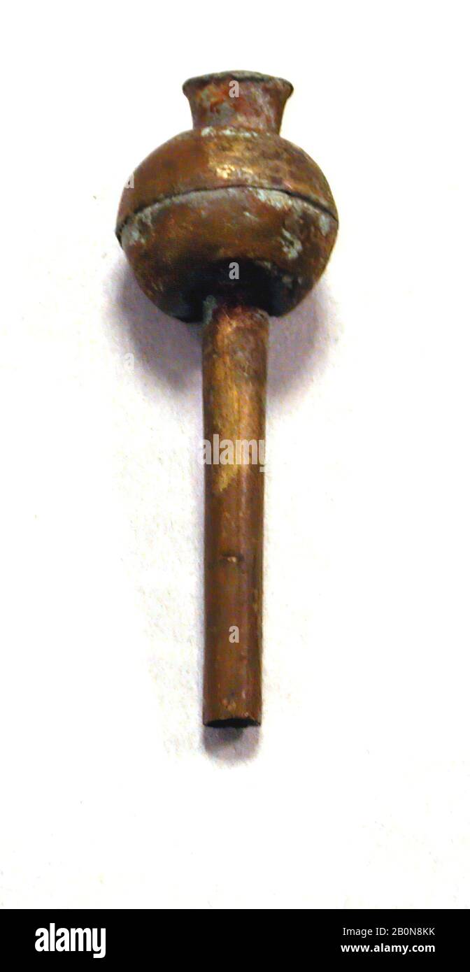 Scepter miniaturizzato d'argento martellato, Perù; costa nord (?), 8th–metà 16th secolo, Perù, Perù; costa nord (?), rame (?) (martellato), dorato, lunghezza 2-3/4 poll. (7,1 cm), Ornamenti Metallici Foto Stock