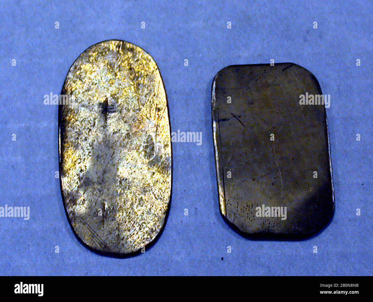 Ottone martellato ovale, peruviano, prima del 16th secolo, Perù, peruviano, Ottone (martellato), H x L: 1 x 2 1/16in. (2,5 x 5,2 cm), Ornamenti Metallici Foto Stock