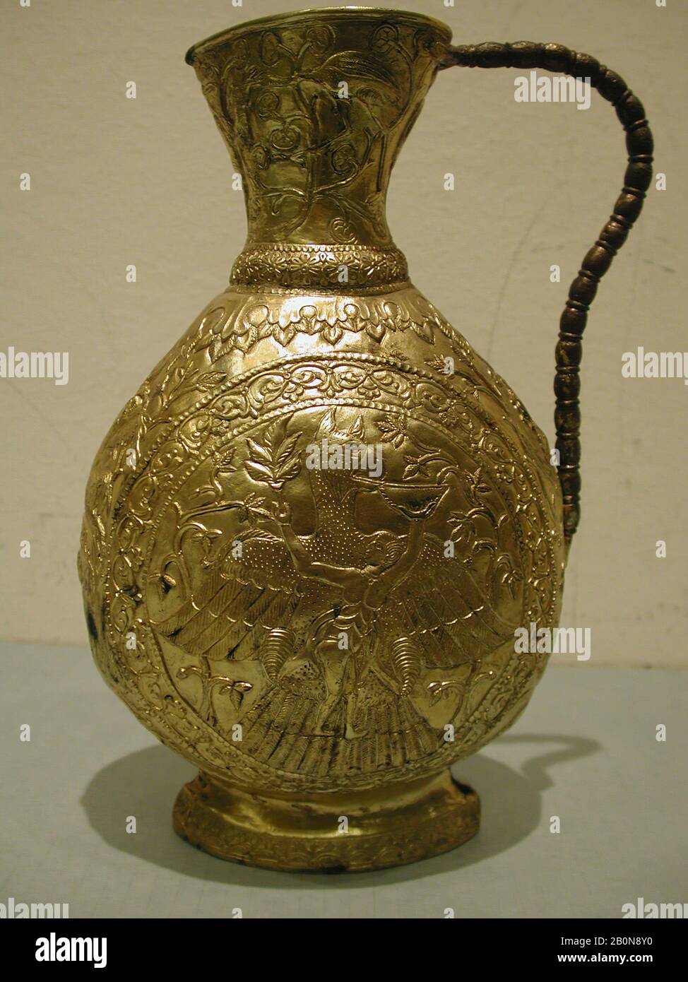 Ewer, 19th secolo, Attribuito a Ungheria, Budapest, metallo di base placcato, H. (22,9 cm), W. 5 1/2 in. (14 cm), diam. 3 11/16 poll. (9,4 cm), Riproduzioni Foto Stock