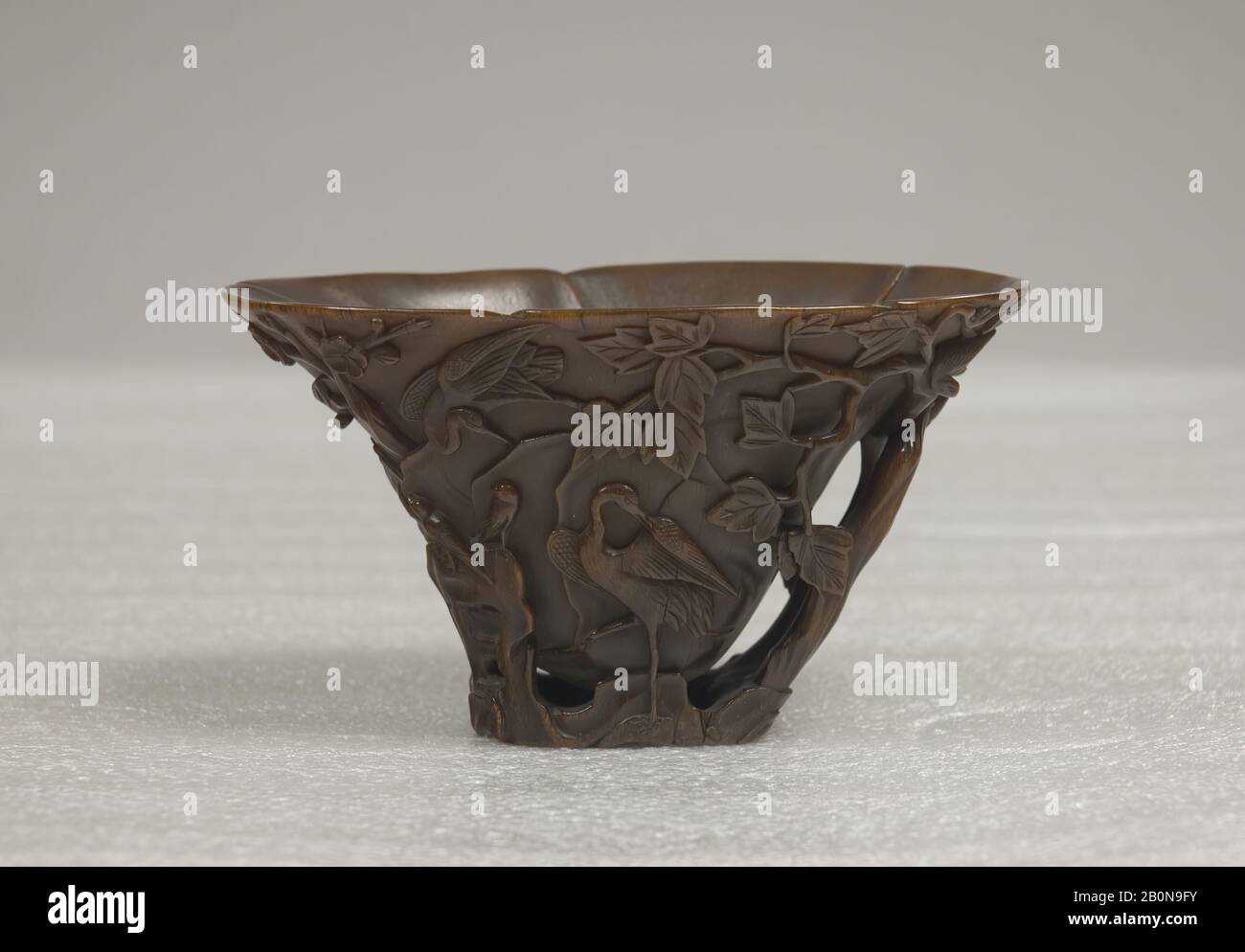 Coppa con una scena di fiori e uccelli, Cina, dinastia Qing (1644–1911), Data 18th secolo, Cina, Rhinoceros corno, H. 3 7/8 in. (9,8 cm); W. 6 1/2 in. (16,5 cm); D. 4" (10,2 cm), avvisatore acustico Foto Stock