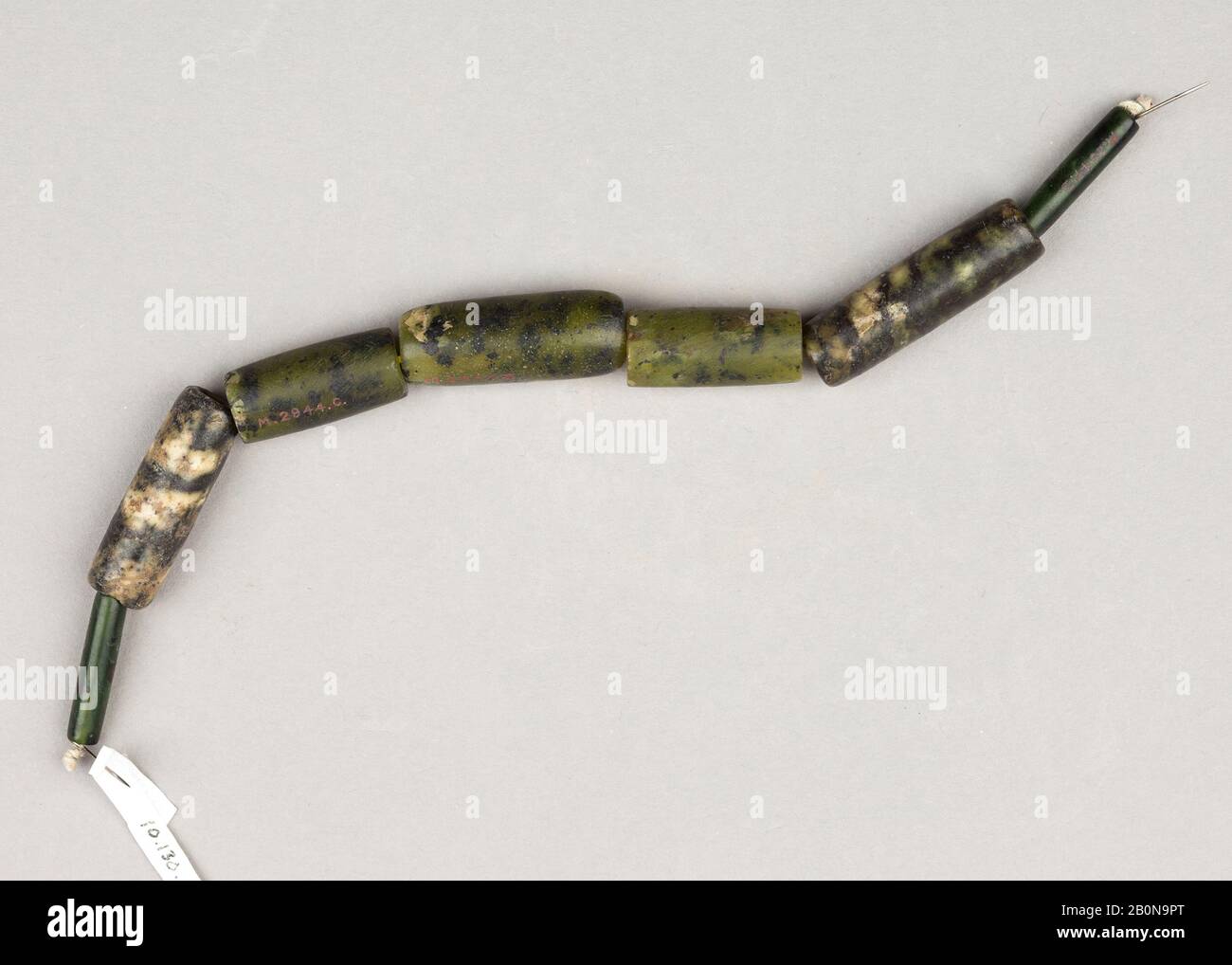 Stringa di Beads, Periodo predinastico, Data ca. 3850–2960 a.C., Dall'Egitto, Serpentinite, L. 18,6 cm (7 5/16 in Foto Stock