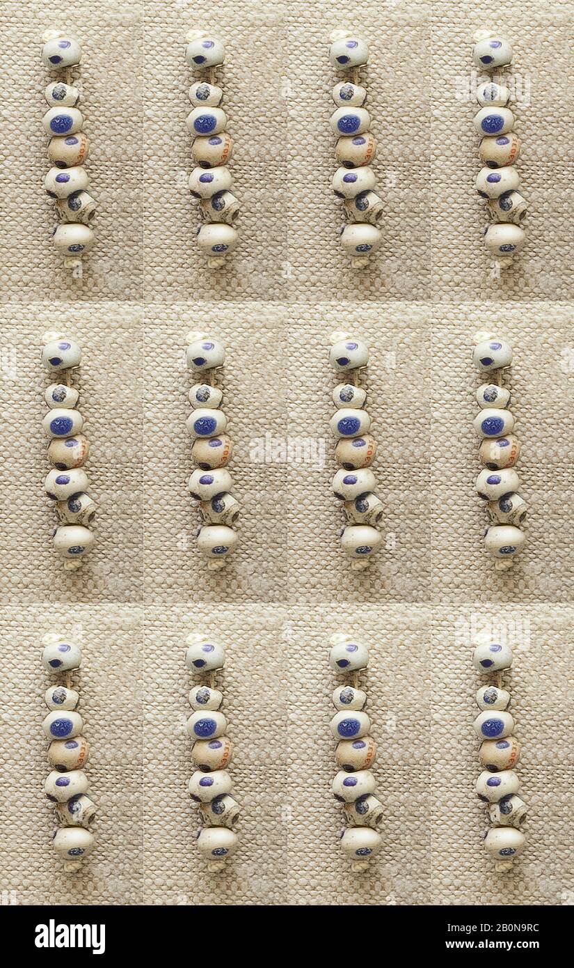 Stringa di 7 Eyed Beads, Late New Kingdom o versione successiva, Data ca. 1000 a.C. o più tardi, Dall'Egitto, vetro, L. 4,4 cm (1 3/4 in Foto Stock