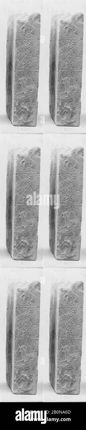 Piastrella, Cina, dinastia Qin-Han (221 a.C.-d.C. 220), Cultura: Cina, Earthenware, H.3 in. (7,6 cm); W. 13 1/8 in. (33,3 cm); D. (17,8 cm), ceramica Foto Stock