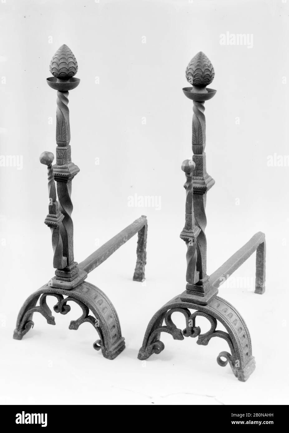 Coppia di andironi, italiano, 15th secolo, italiano, ferro, altezza (ciascuno): 26 1/2 in. (67,3 cm), Ferro-Metallo Foto Stock