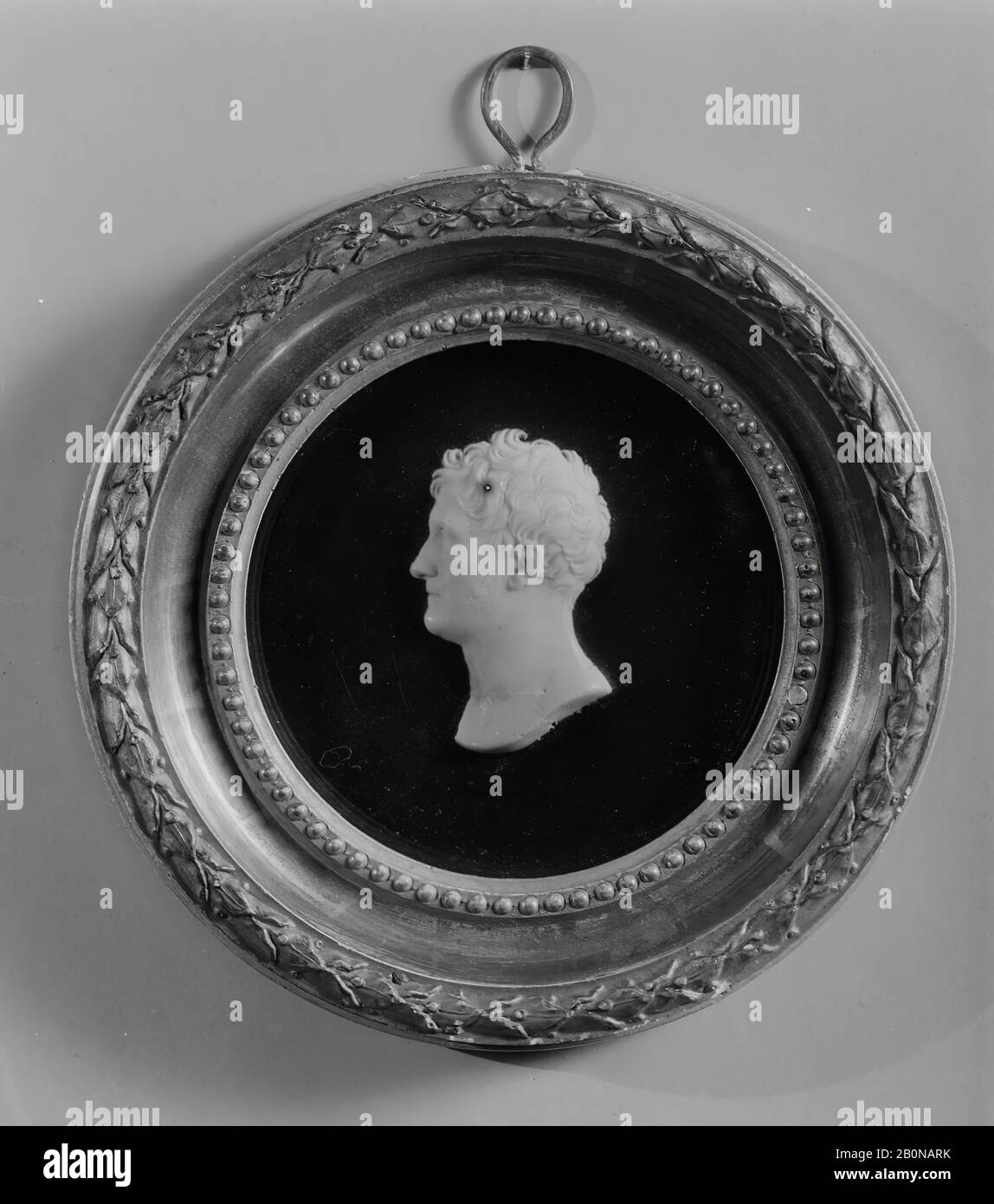 Giovanni Antonio Santarelli, Felix Baciocchi, Principe Di Lucca E Piombino, Italiano, Firenze, Giovanni Antonio Santarelli (Italiano, Manopello 1758–1826 Firenze), Ca. 1809, Italia, Firenze, cera rosa su vetro verniciato blu scuro; cornice: Intonaco dorato stampato, Diametro: 4 1/4 poll. (10,8 cm), scultura-miniatura Foto Stock