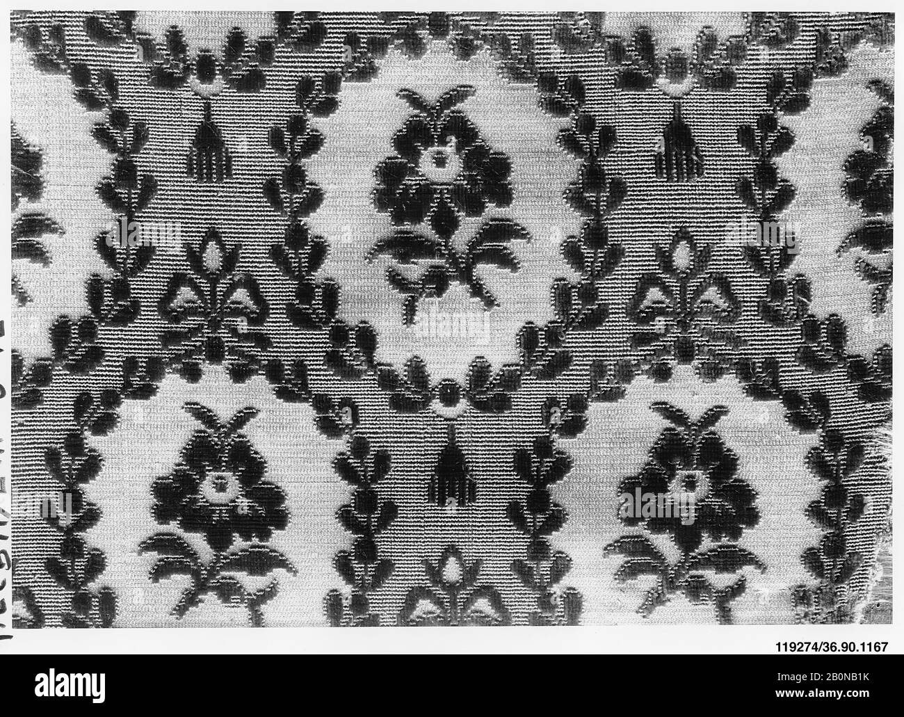 Pezzo, Francese, 18th secolo, Francese, Seta, L. 7 3/4 x W. 5 1/2 pollici (19,7 x 14,0 cm), Textiles-Velvets Foto Stock