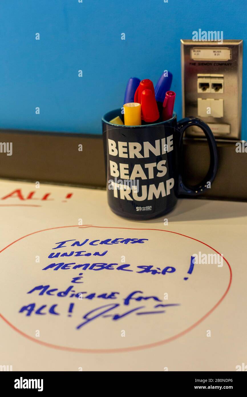 Dearborn, Michigan, Stati Uniti. 20th Feb, 2020. La campagna Bernie Sanders ha aperto cinque uffici sul campo, tra cui uno a Dearborn, prima delle elezioni presidenziali primarie dello stato del 10 marzo. Credito: Jim West/Alamy Live News Foto Stock