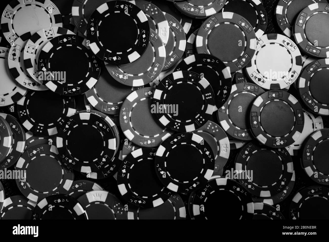 Grande pentola di fiches di Poker nella sala di gambiling Foto Stock