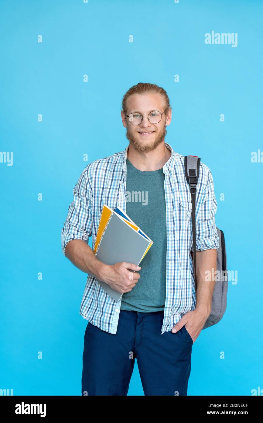 Ritratto sorridente studente universitario in occhiali tasca tenere portatile notebook zaino Foto Stock