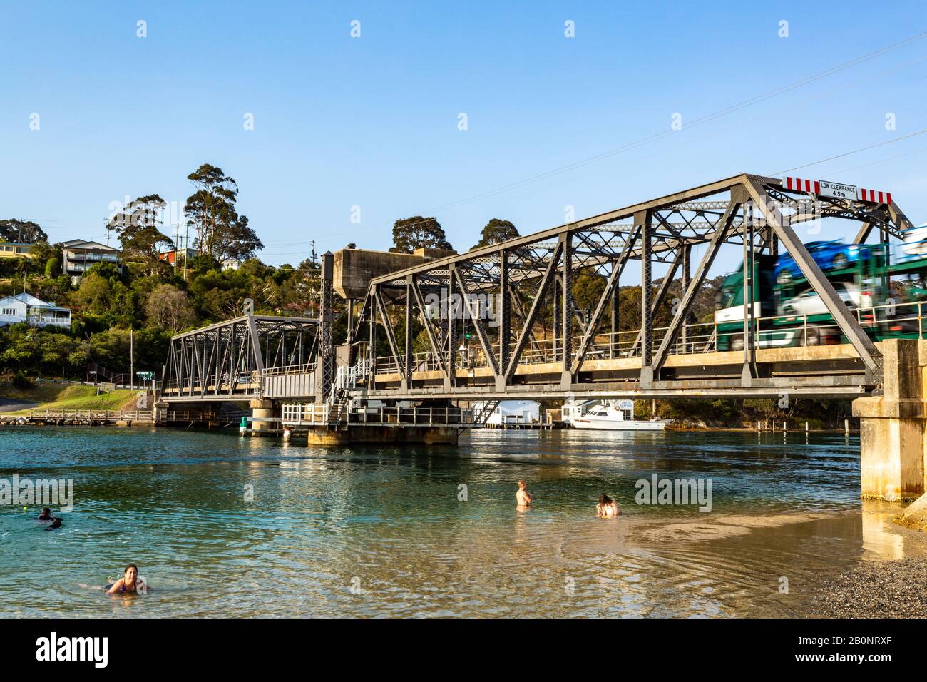 Vista dal sud-est del ponte sulla Wagonga Inlet, completata nel 1931 a Narooma, Costa Sud del nuovo Galles del Sud, Australia Foto Stock