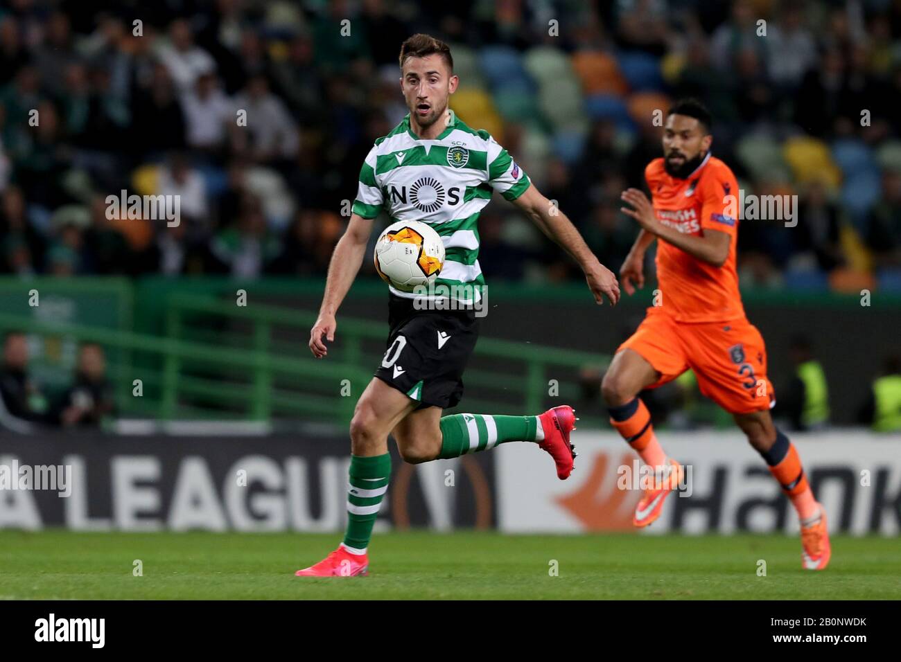 Lisbona, Portogallo. 20th Feb, 2020. Andraz Sporar of Sporting CP (L) vies con Gael Clichy di Istanbul Basaksehir durante il round della UEFA Europa League di 32 partite di calcio prima tappa tra Sporting CP e Istanbul Basaksehir allo stadio Alvalade di Lisbona, Portogallo, il 20 febbraio 2020. Credito: Pedro Fiuza/Xinhua/Alamy Live News Foto Stock