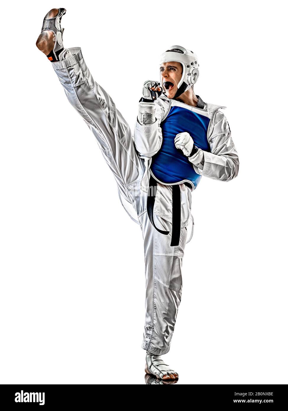 Un uomo caucasico praticante Taekwondo in studio isolato su sfondo bianco Foto Stock