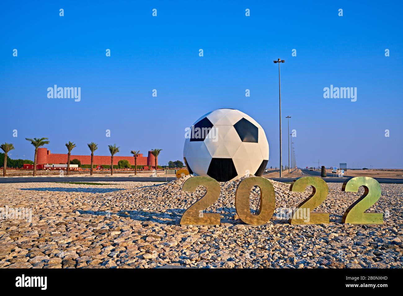 Calcio gigante scultura calcio fatto per la coppa del mondo Qatar Foto Stock