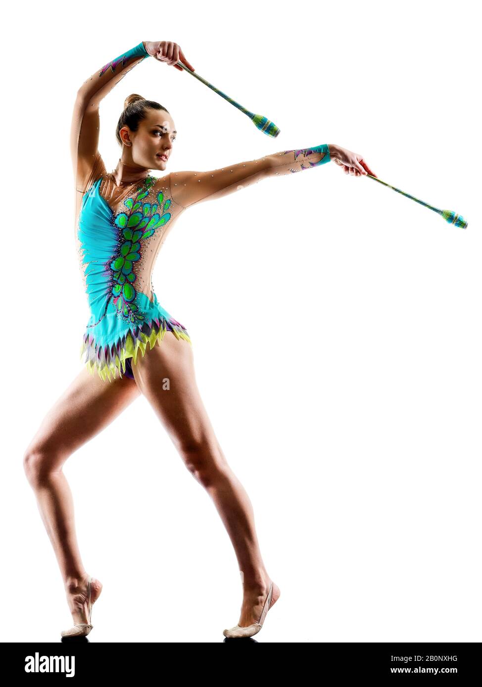 una giovane donna caucasica che pratica ginnastica ritmica in studio silhouette isolato su sfondo bianco Foto Stock