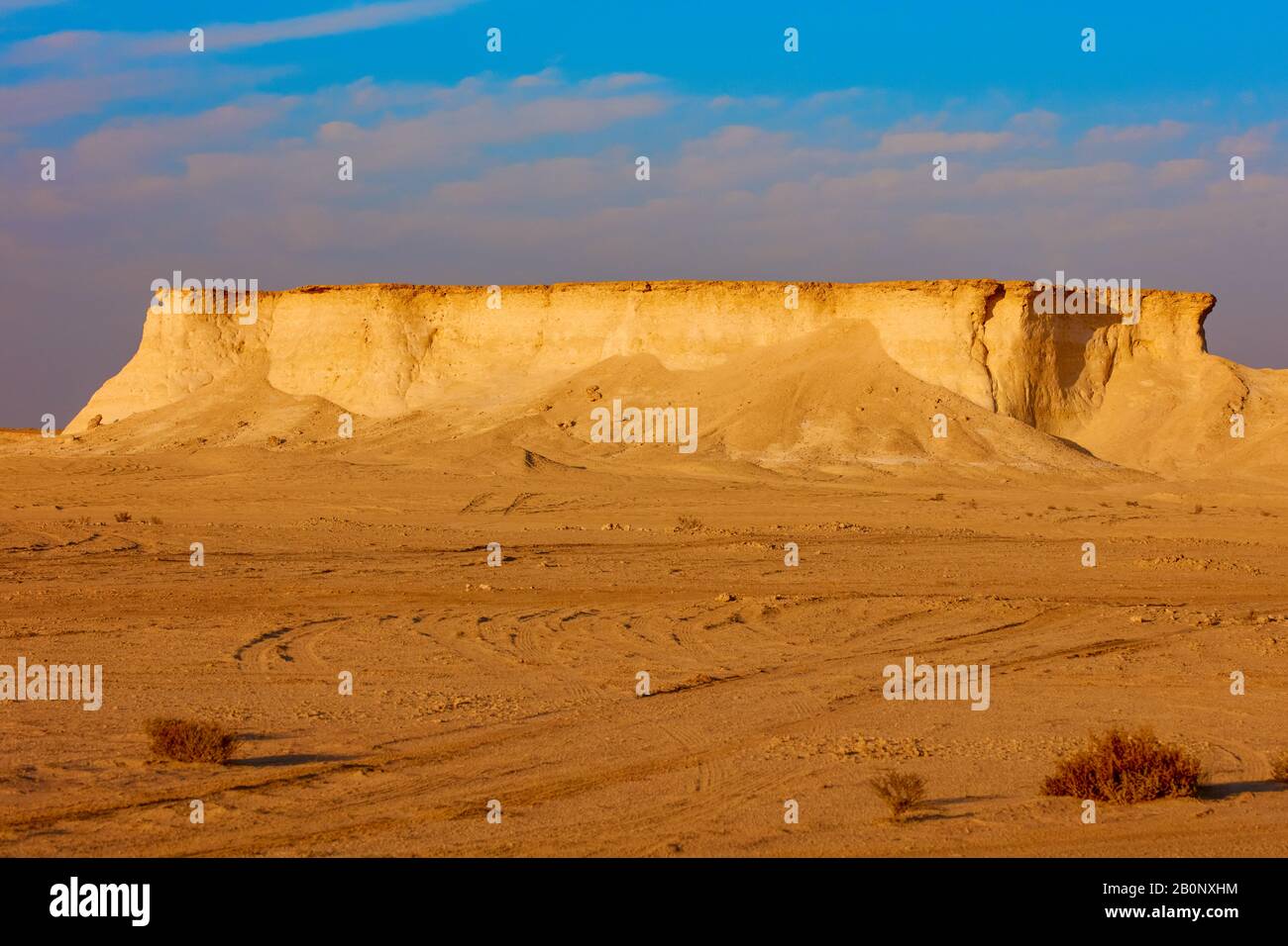 Paesaggio desertico al tramonto di Ras Brouq resreve vicino Zekreet Qatar Foto Stock