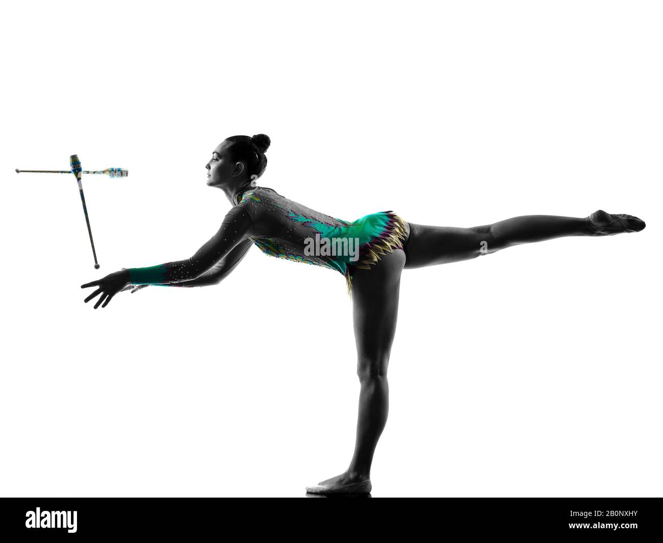 una giovane donna caucasica che pratica ginnastica ritmica in studio silhouette isolato su sfondo bianco Foto Stock