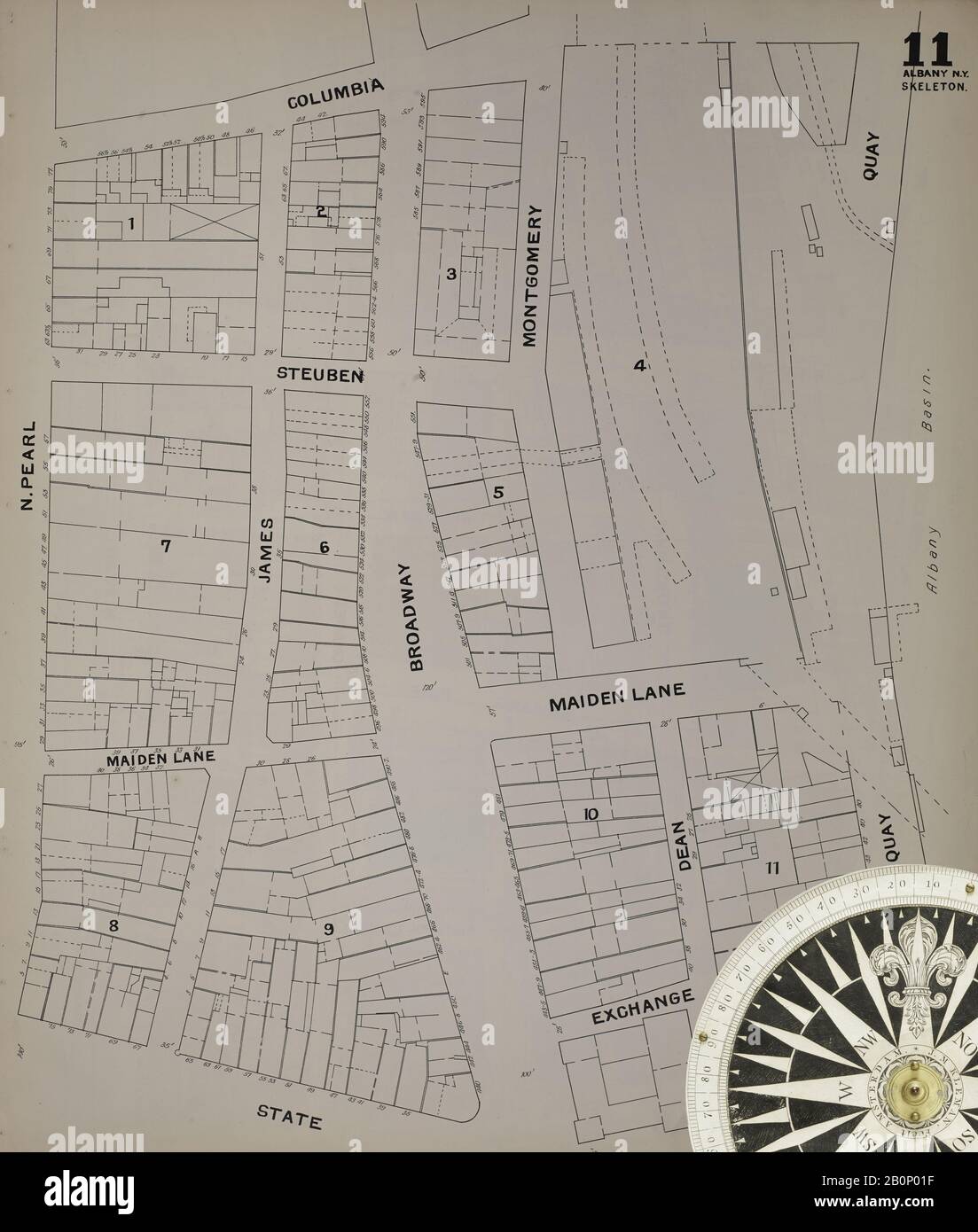 Immagine 15 Della Mappa Sanborn Fire Insurance Di Albany, Albany County, New York. 1892. 124 fogli. Include Coeymans, Coeymans Junction, Rensselaerville, Clarksville, Altamont, Guilderland Center, South Bethlehem. 3 mappe scheletriche. Bound, America, mappa stradale con una bussola Del Xix Secolo Foto Stock