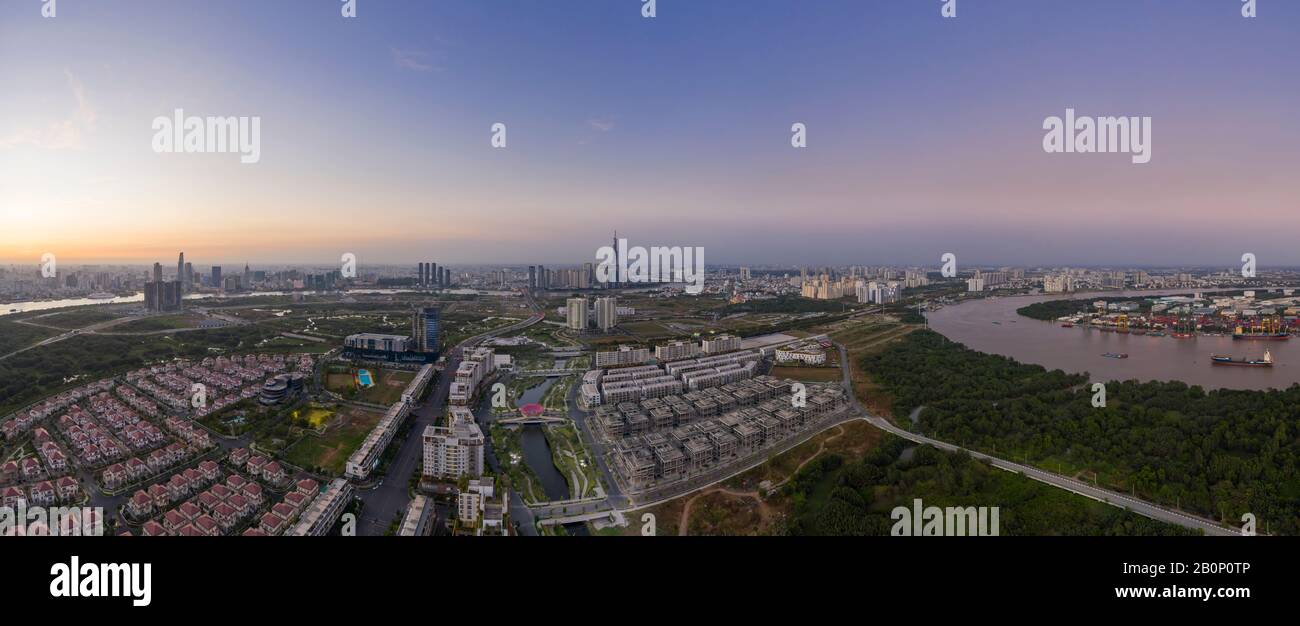 Panorama aereo serale della città di ho Chi Minh, con skyline della città, nuovi sviluppi di lusso presso i porti di navigazione sul fiume Sala e Saigon Foto Stock