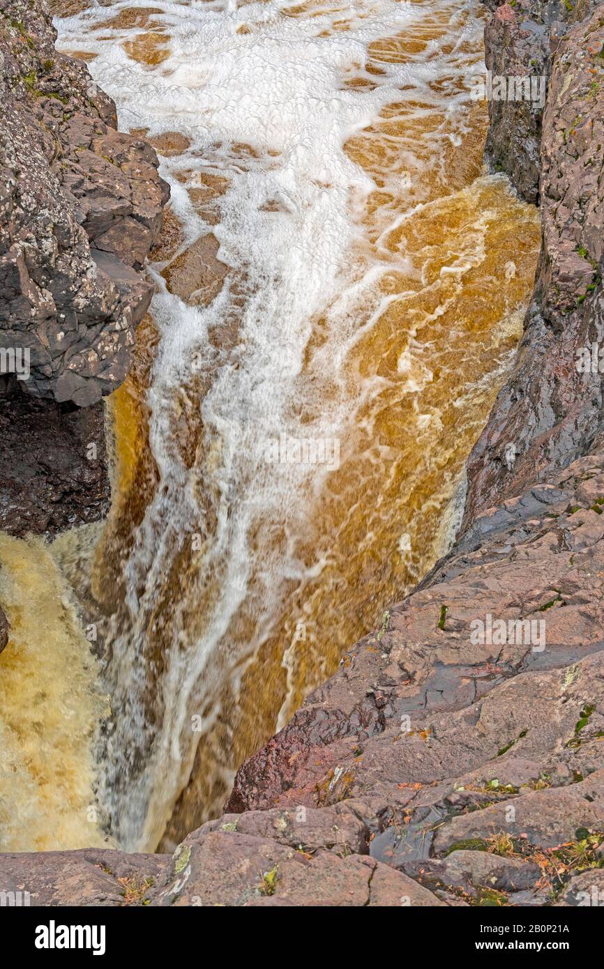 Guarda Le Acque Che Cadono in uno Stretto Canyon nel Temperance River state Park in Minnesota Foto Stock