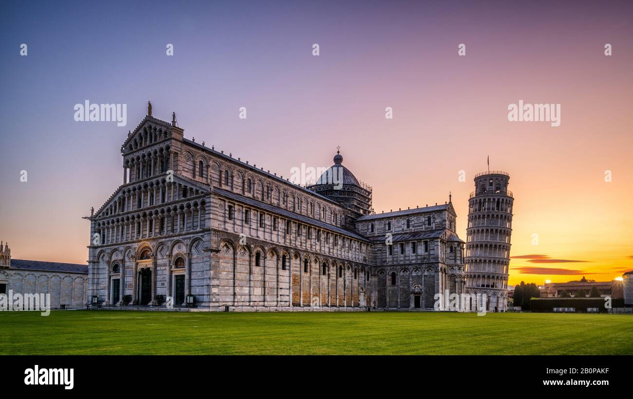 Torre pendente di Pisa Pisa, Italia - Torre Pendente di Pisa conosciuta in tutto il mondo per la sua inclinazione non intenzionale e famosa destinazione turistica dell'Italia. È sit Foto Stock