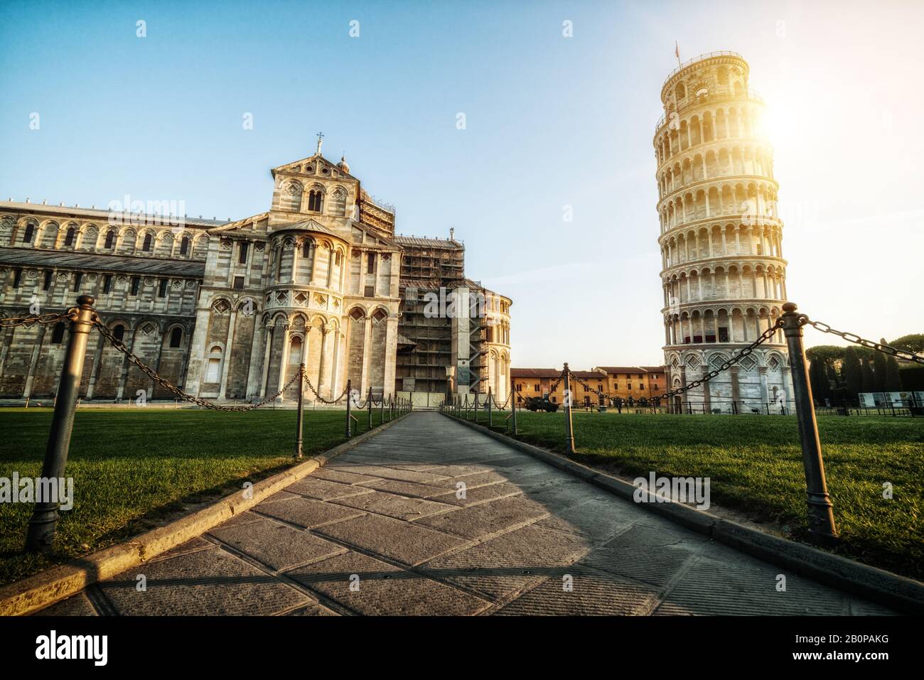 Torre pendente di Pisa Pisa, Italia - Torre Pendente di Pisa conosciuta in tutto il mondo per la sua inclinazione non intenzionale e famosa destinazione turistica dell'Italia. È sit Foto Stock