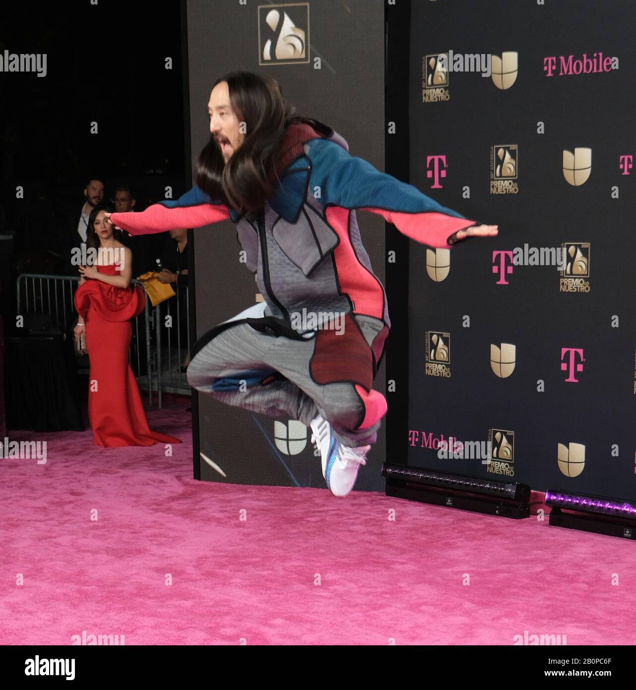 Miami, Stati Uniti. 20th Feb, 2020. Steve Aoki và il tappeto rosso al premio Univision 2020 Premio lo Nuestro show all'American Airlines Arena di Miami, Florida, giovedì 20 febbraio 2020. Foto di Gary i Rothstein/UPI Credit: UPI/Alamy Live News Foto Stock