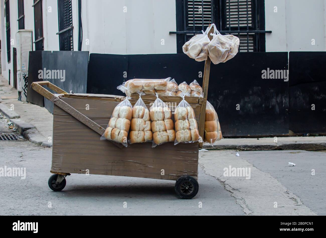 Carrello del venditore di pane Street a la Havana Foto Stock