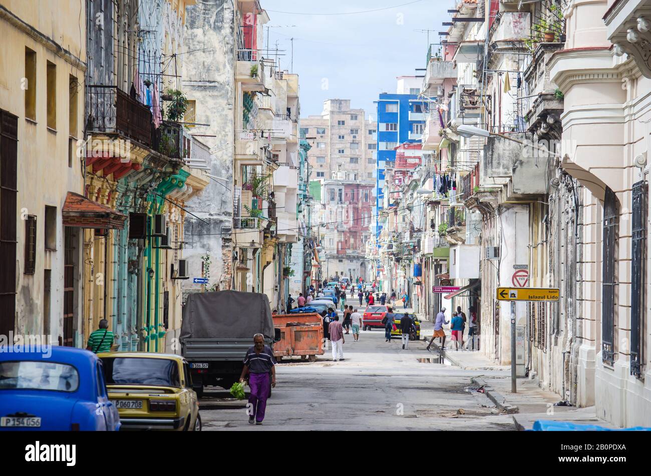 Scena tipica nelle strade di Centro Havana Foto Stock