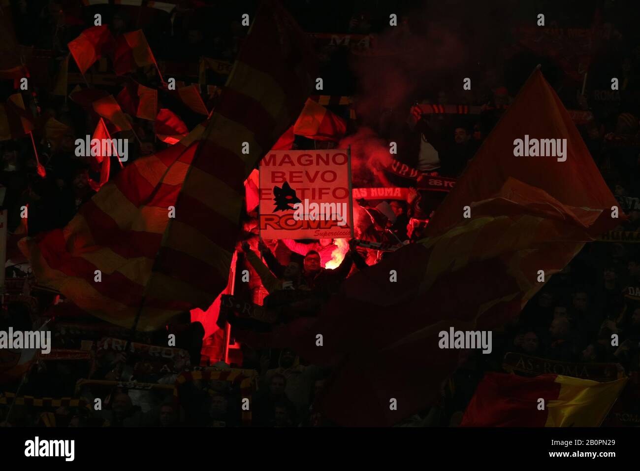 Roma, Italia. 20th Feb, 2020. I sostenitori di Roma durante la partita Europa League tra AS Roma e KAA Gent allo Stadio Olimpico il 20 febbraio 2020 a Roma. Come Roma ha battuto KAA Gent da 1 a 0 durante il round di 16 della UEFA Europa League. (Foto Di Giuseppe Fama/Pacific Press) Credit: Pacific Press Agency/Alamy Live News Foto Stock