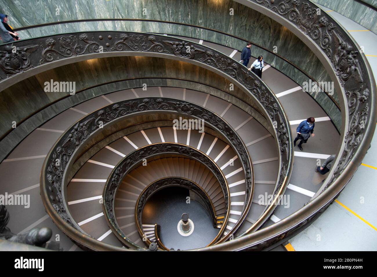I visitatori scendono dalla Scalinata del Bramante, una moderna scalinata a doppia elica all'interno del Museo del Vaticano, Città del Vaticano, Vaticano Foto Stock