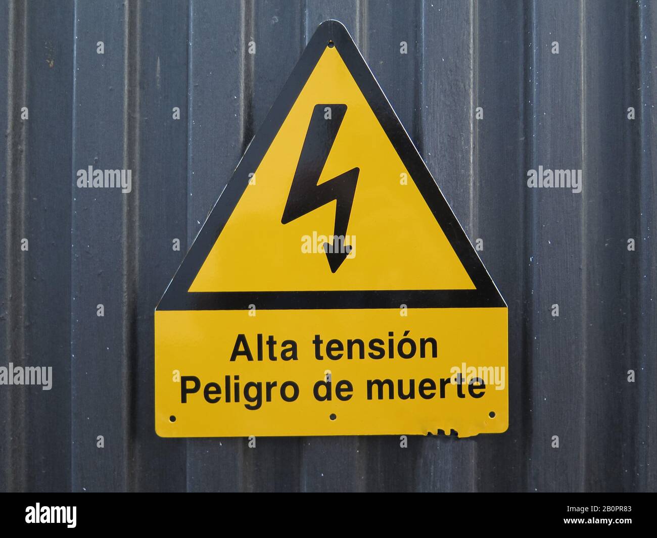 Segnale di avvertimento del rischio di morte dovuto all'elettricità ad alta tensione Foto Stock