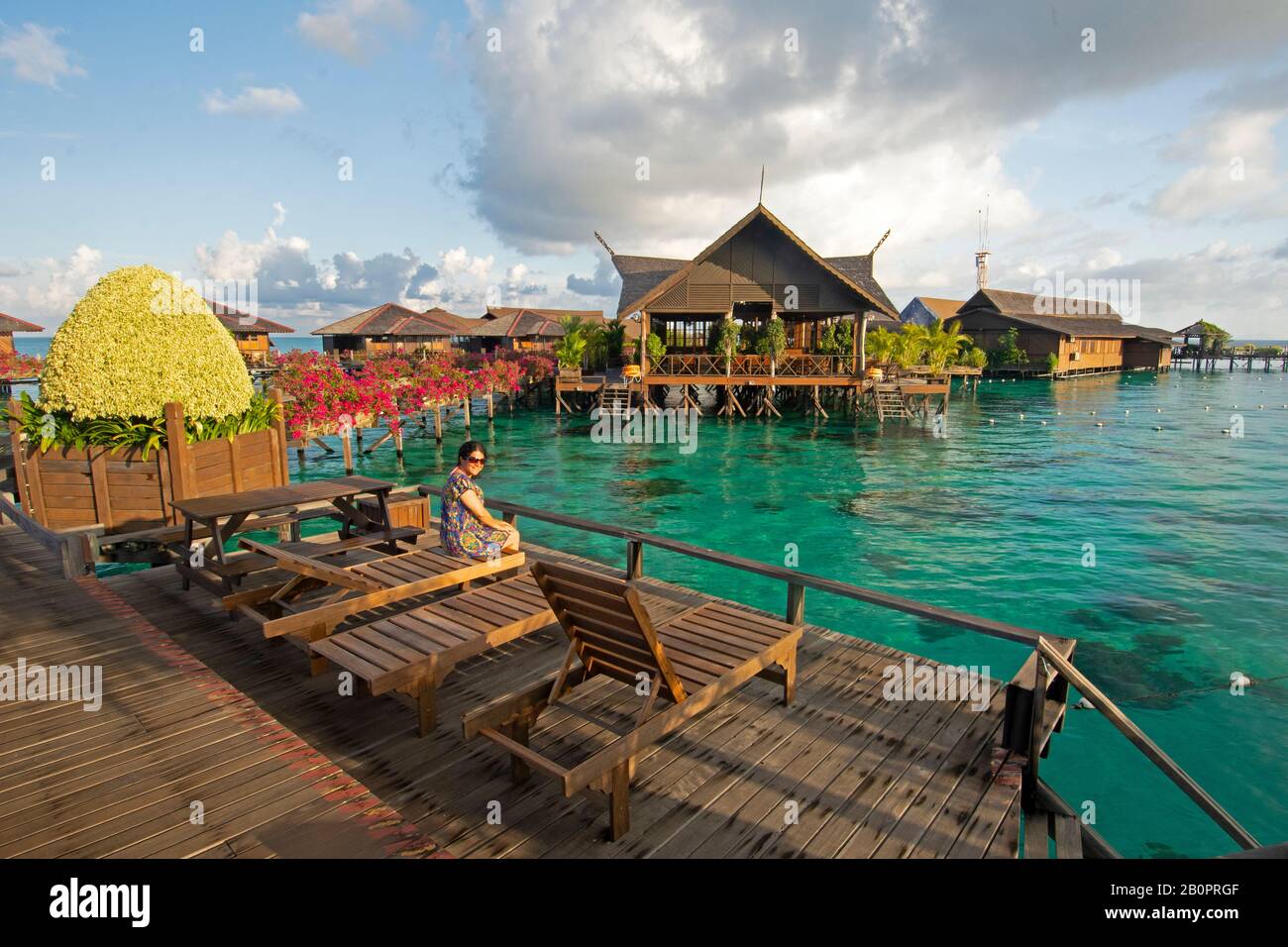 Turistico sul ponte del Kapalai Dive Resort, Sipadan, Malesia Foto Stock