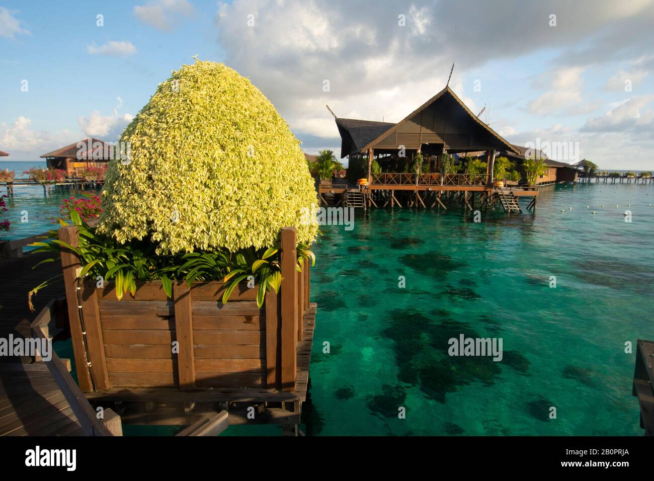 Giardino e Strutture su palafitte del Kapalai Dive Resort, Sipadan, Malesia Foto Stock