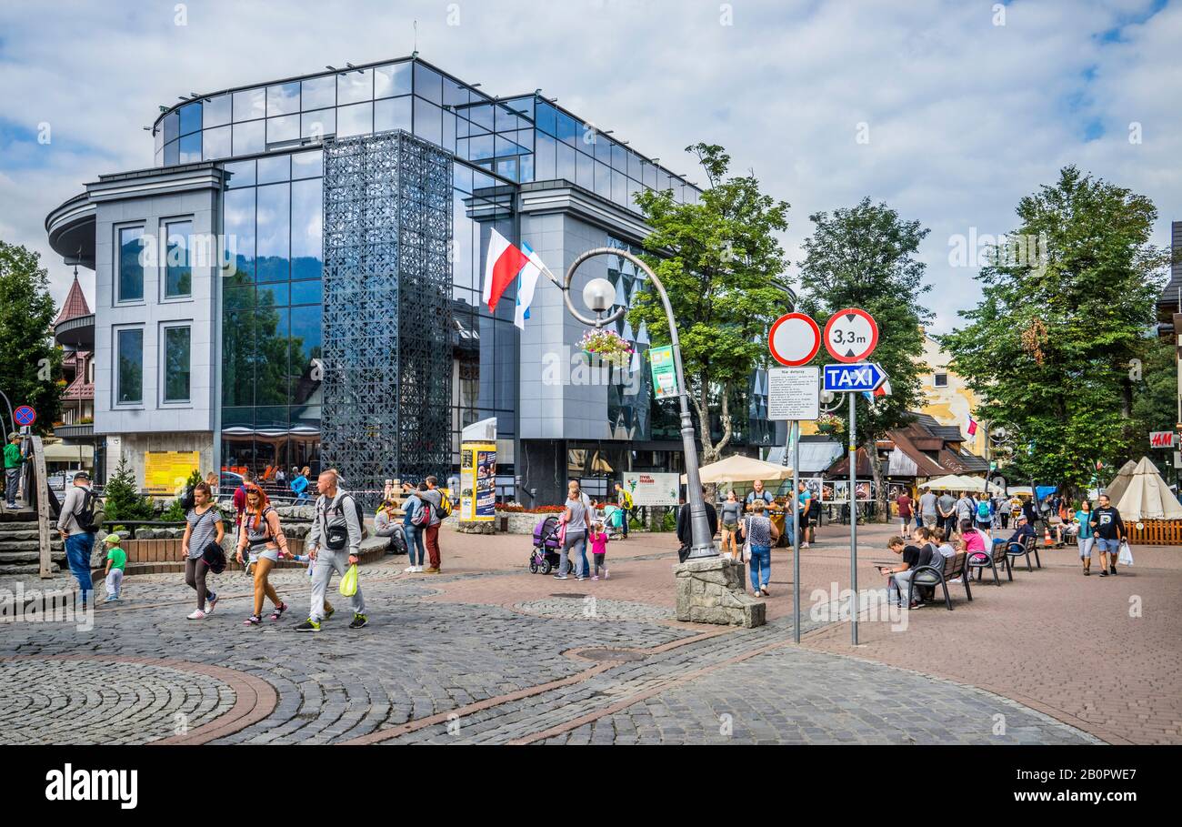 La moderna Galeria si trova nella famosa zona pedonale di Krupówski, nella località montana di Tratra, Zakopane, Krupówki Polonia Foto Stock