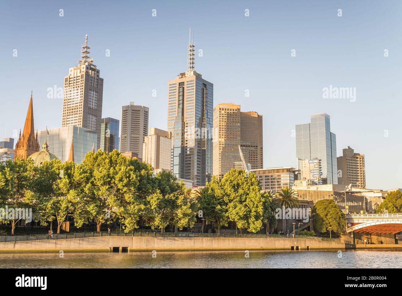 Lo skyline di Melbourne lungo il fiume Yarra, Australia. Foto Stock