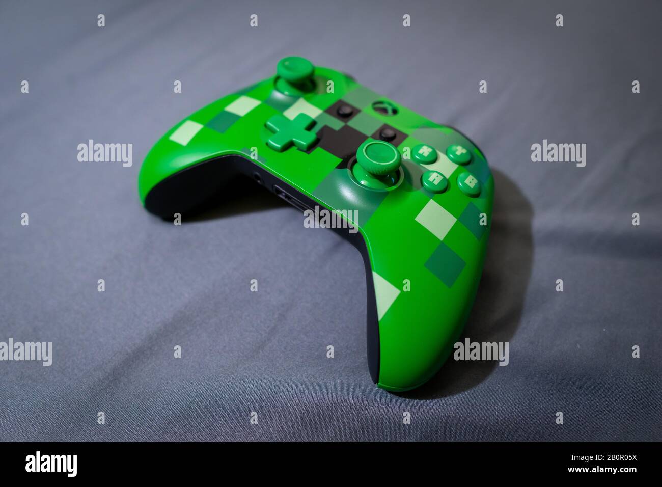 Cambridge ma USA - 18 feb 2020 - Minecraft Xbox One controller wireless su  sfondo grigio Foto stock - Alamy