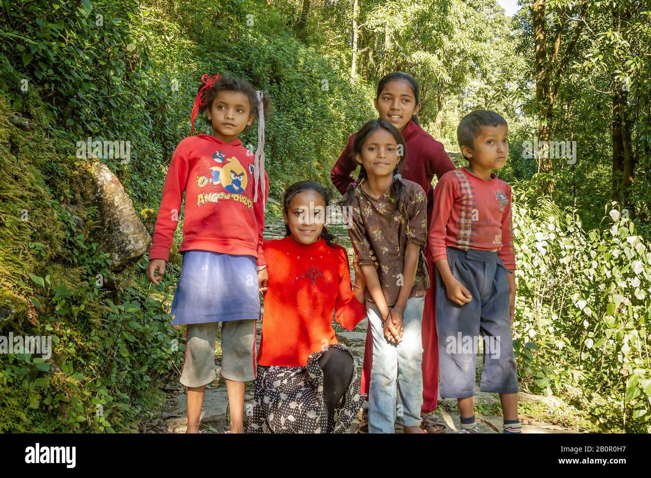 Bambini nepalesi in piccolo villaggio in Himalaya Foto Stock