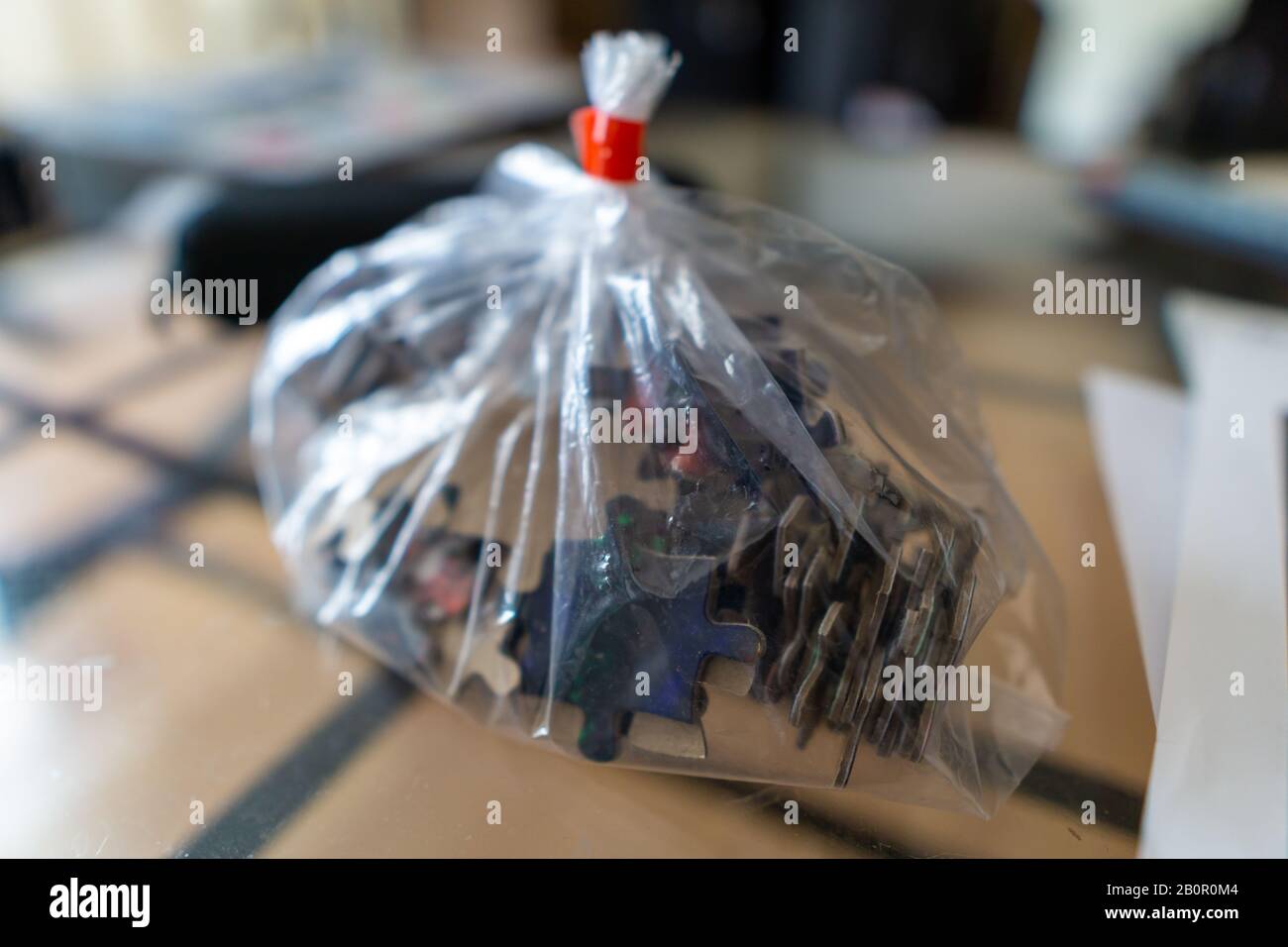 Una confezione di puzzle in una busta di plastica Foto Stock