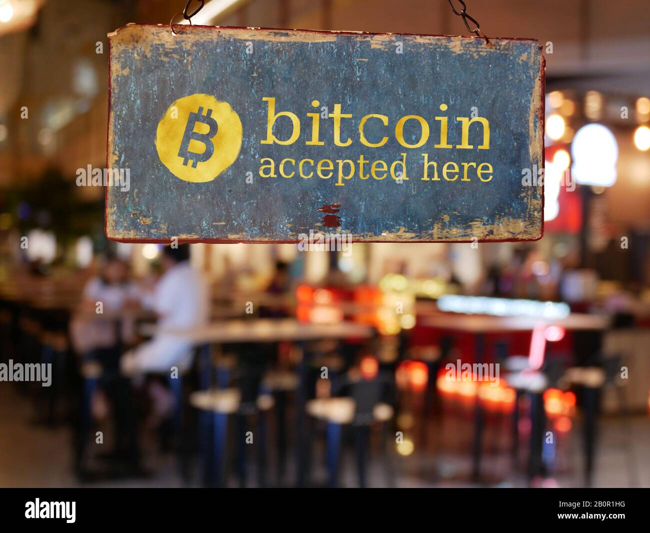 segno bitcoin accettato qui appeso di fronte alla porta del ristorante. bitcoin , elettronico concetto di denaro Foto Stock