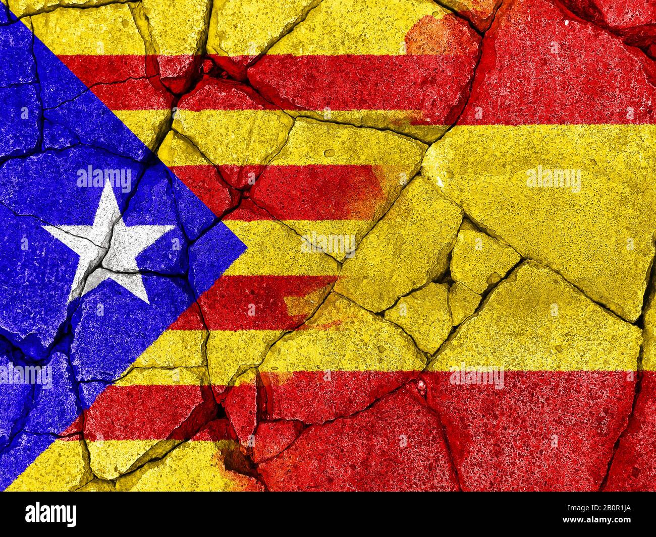 Bandiera della Catalogna sul cemento crack per comunicare la spaccatura tra la Spagna e il paese catalano Foto Stock