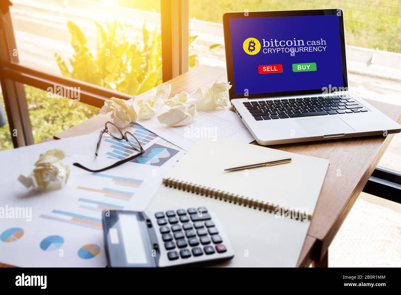 computer tablet con schermo per acquistare o vendere bitcoin sul tavolo da lavoro in ufficio moderno, bitcoin elettronico concetto di denaro. Foto Stock
