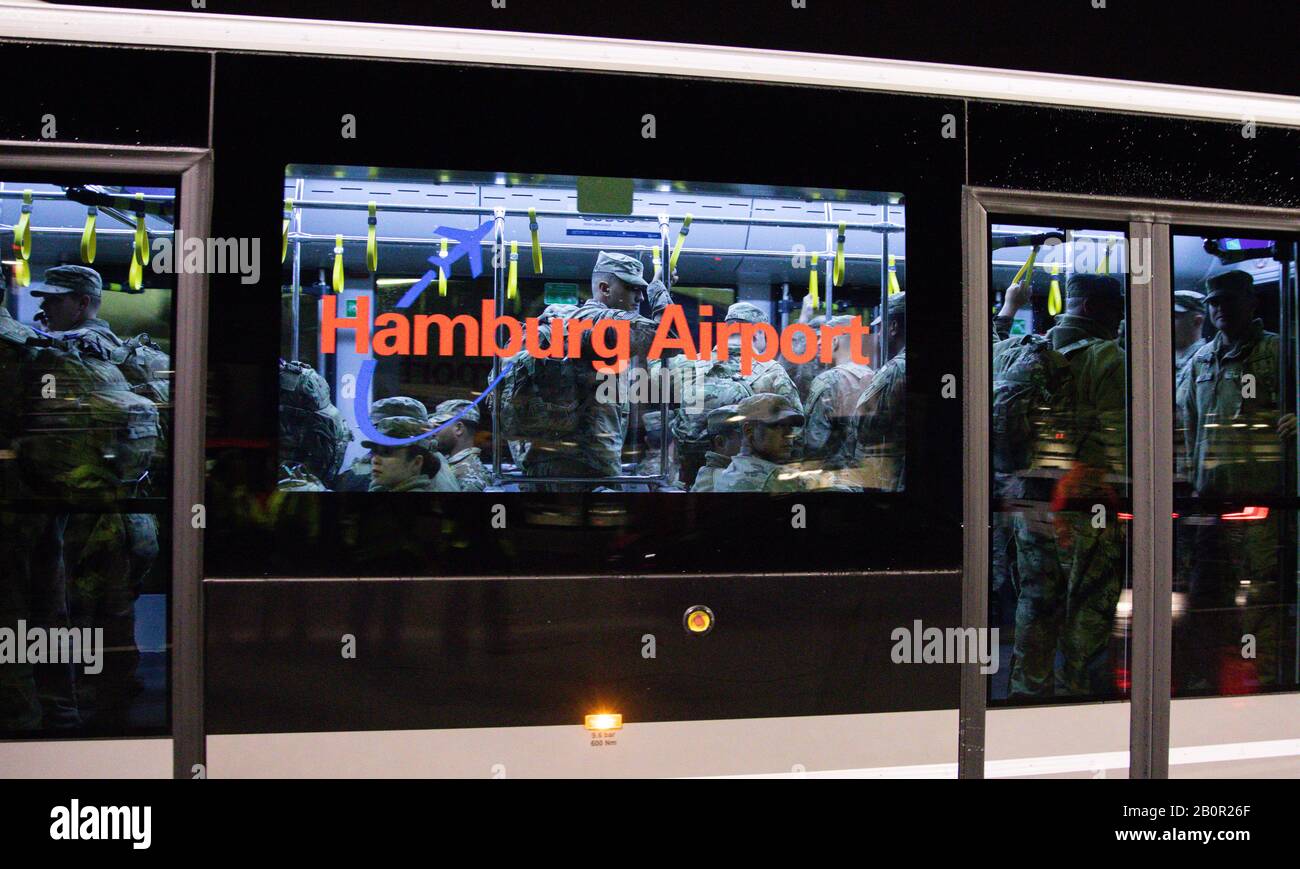 Amburgo, Germania. 21st Feb, 2020. I soldati della 2nd Brigade della 3rd Divisione di fanteria di Fort Steward nello Stato della Georgia degli Stati Uniti sono guidati all'uscita dopo il loro arrivo all'aeroporto da un autobus di grembiule come parte dell'esercizio principale in corso 'Defender Europe 20'. "Defender Europe 20" è considerato il più grande esercizio di dispiegamento di truppe della NATO in 25 anni. Secondo il Ministero della Difesa, parteciperanno fino a 37.000 soldati di 18 nazioni. Credito: Christian Charisius/Dpa/Alamy Live News Foto Stock