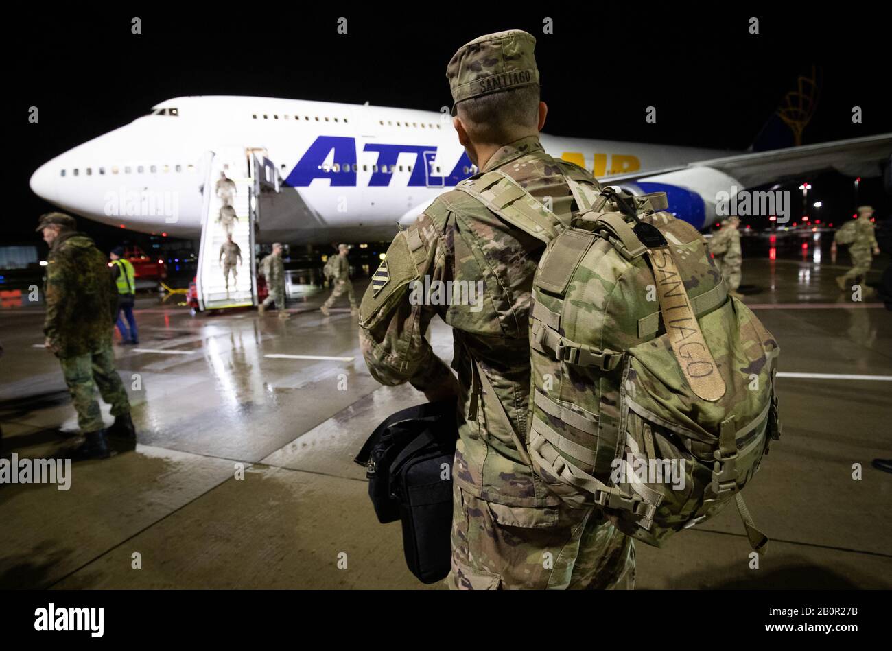 Amburgo, Germania. 21st Feb, 2020. I soldati della 2nd Brigata della 3rd Divisione di fanteria da Fort Steward nello Stato della Georgia degli Stati Uniti arrivano all'aeroporto come parte dell'esercizio principale in corso 'Defender Europe 20' e camminano attraverso il grembiule per gli autobus in attesa. "Defender Europe 20" è considerato il più grande esercizio di dispiegamento di truppe della NATO in 25 anni. Secondo il Ministero della Difesa, parteciperanno fino a 37.000 soldati di 18 nazioni. Credito: Christian Charisius/Dpa/Alamy Live News Foto Stock