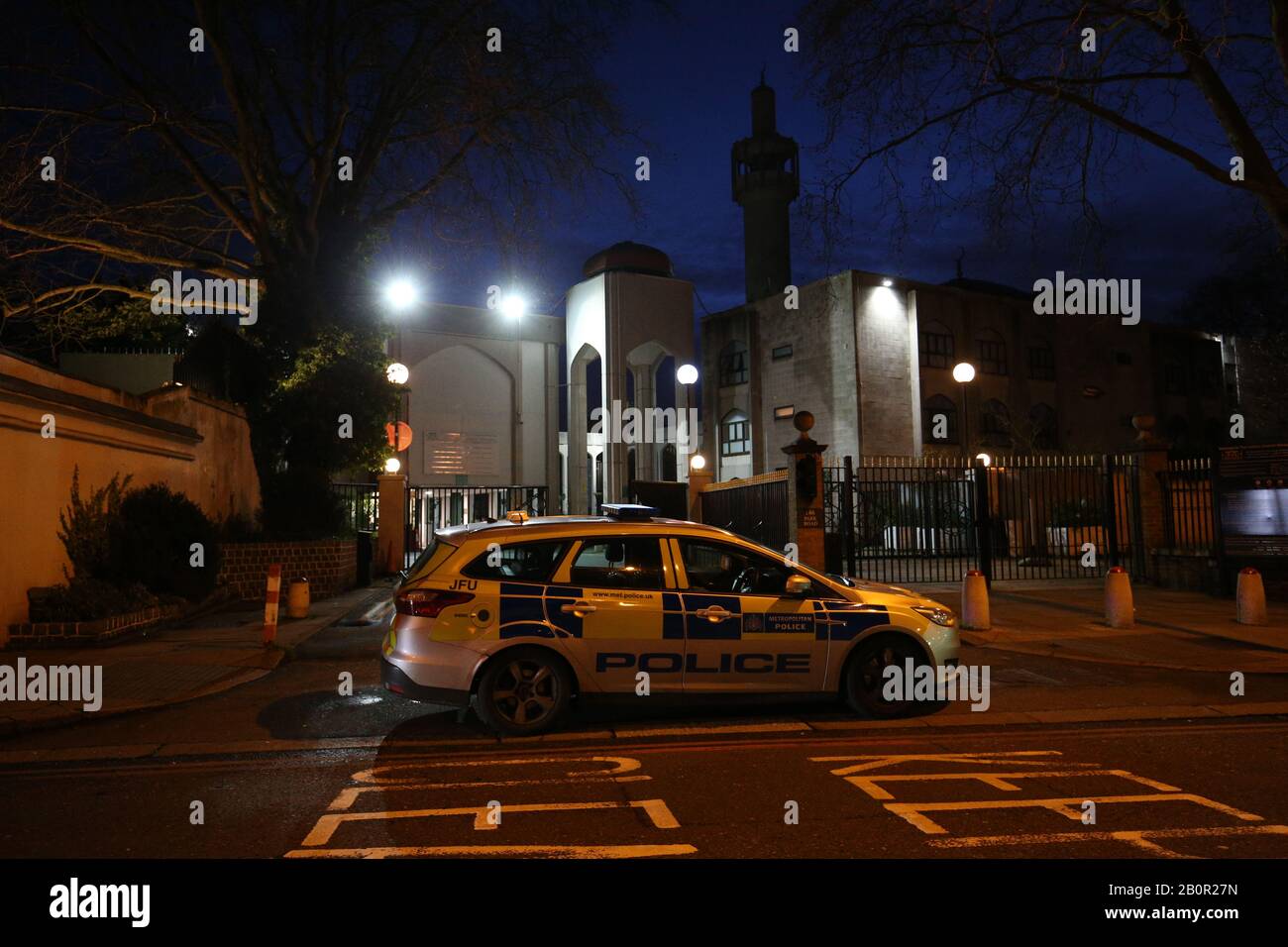 Una macchina di polizia fuori dall'ingresso principale della Moschea Centrale di Londra vicino a Regent's Park, Londra Nord, dopo le preghiere del mattino. Foto Stock